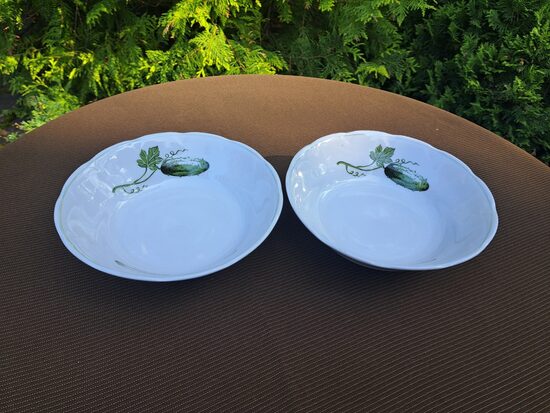 Salātu bļodas vidējas ar gurķiem, reljefa malu un šauru gaiši zaļu apvilkumu, Porcelāns Rīga. Diam.16cm (Citi pusd 303)
