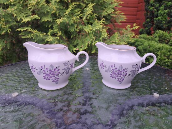 Krējuma kanniņas no tējas servīzes "Ārija" ar maigām lillā puķēm un zeltu, RPR (Ārija tējas 214)