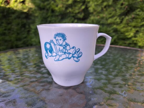 Bērnu krūzīte  ""Puika ar grāmatu", tirkīza dekola krāsa, RPR (Bērnu 149)
