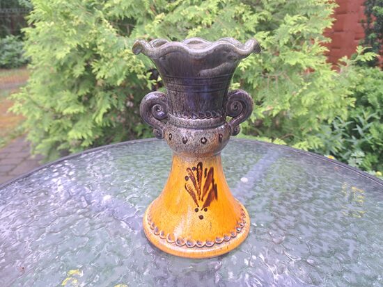 Ļoti skaista māla vāze tautīskā stilā. Zaļa  ar ohru, interesanta forma, dekors, gleznojums, glazūra. Augstums ir 20,5cm (Keram 165)