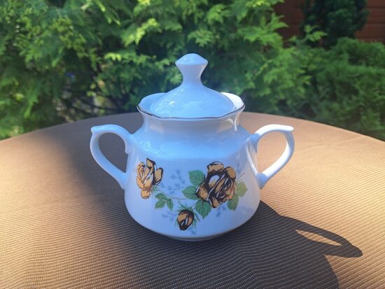 Cukurtrauks ar vāciņu, servīze "Karīna" ar bēšām rozēm un tumši brūnu apvilkumu, vāciņš pilnīgi balts, RPR (Karīna 210)