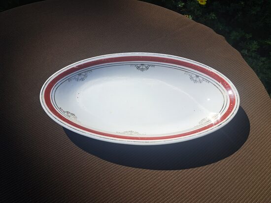 Garenais šķīvis mazais ar tumši sarkanu(bordo) malu un zeltu, 25,5cmx14,5cm, pusdienu servīze "Gludā", PFF (Gludā 171)