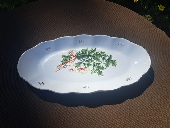 Garenais šķīvji, L=30cm ar pētersīļiem un zeltu, forma "Ārija", RPR. Dekolas ir centrā (Ārija pusd 441)