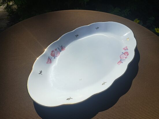 Lieliais garenais šķīvis ar puķuzirnīšiem un zeltu, pusdienu servīze "Ārija". L=36cm (Ārija pusdienu 443)