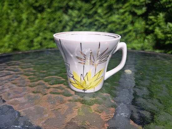 Krūzīte "Stella" ar košām oranžām un dzeltenām puķēm, rokas gleznojums, PFF (Stella 101)