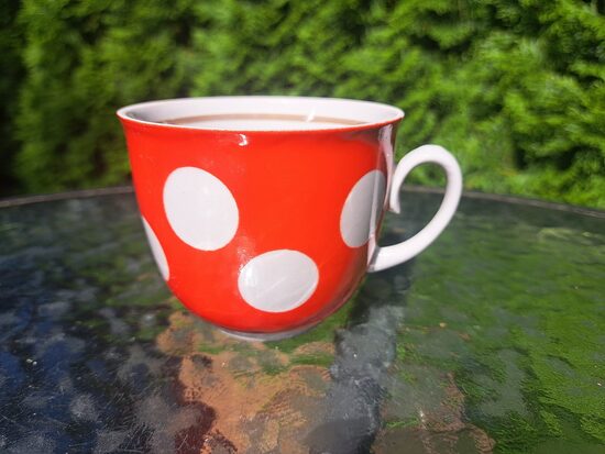 Tējas krūzīte koši sarkana ar baltām pumpiņām un bēšu lusatrētu apvilkumu iekšā, Poltavas porcelāna rūpnīca (Ukraina 33)