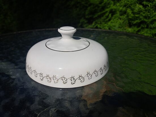 Sviesta trauka vāks ar zelta rakstu, RPR.  Diam. ārpus 14,3cm ( Citi 377)