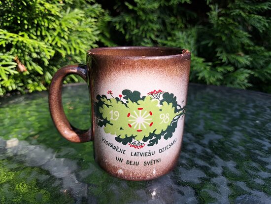 Taisna tējas krūze 300ml brūnos toņos ar uzrakstu "Vispārējie latviešu dziesmu un dēju svētki  1998", defekti (Keram 170)