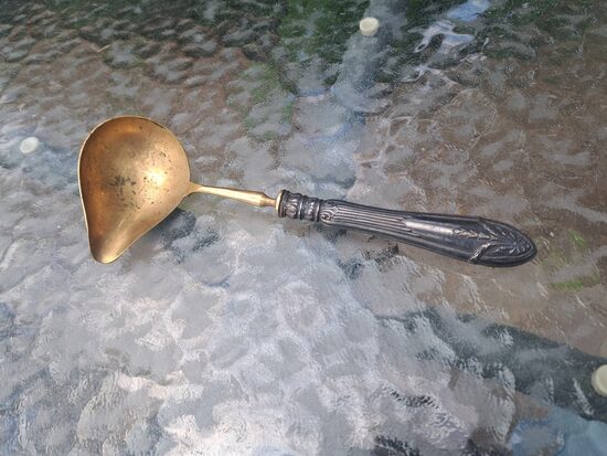 Izsmalcināta vintāža mērces karote, sudraba rokturis un apzeltīta karote. Garums 18,5cm (Metāls 132)