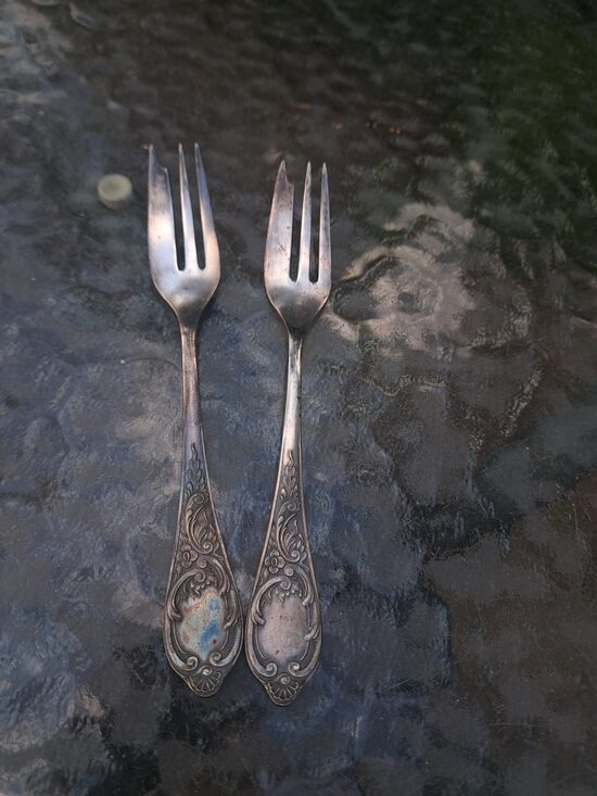 Vintāžas ALPAKA (sakausējums, kas bija priekšā melhioram) deserta dakšiņas. Garums 14,5cm (Metāls 122)