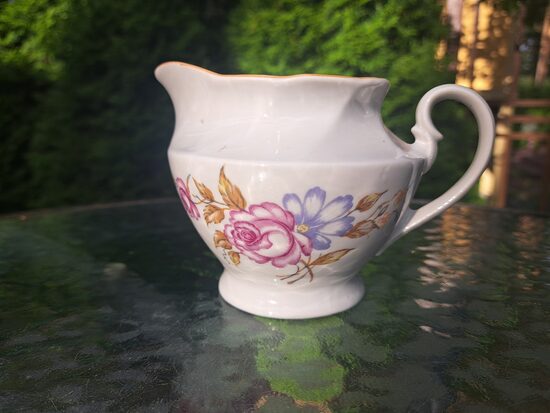 Krējuma kanniņa, tējas servīzes "Viktorija" ar tumši rozā rozēm, bēšu lustru gar malu, RPR (Viktorija t 223)