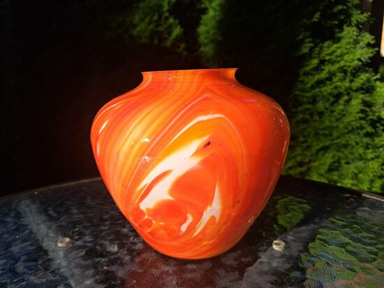 Skaista apaļa raiba sarkana stikla vāze, ražotājs "Latvijas stikls", Komunārs (Stikla vāze 164)