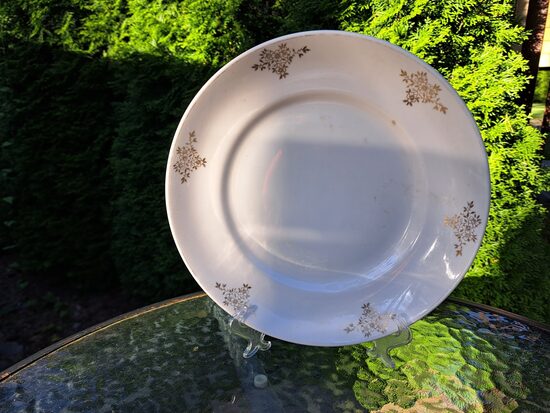 Otrā ēdiena šķīvis, diam.24cm, ar zelta 4-puķēm, RPF, 50.ie gadi (Pirmskara 70)