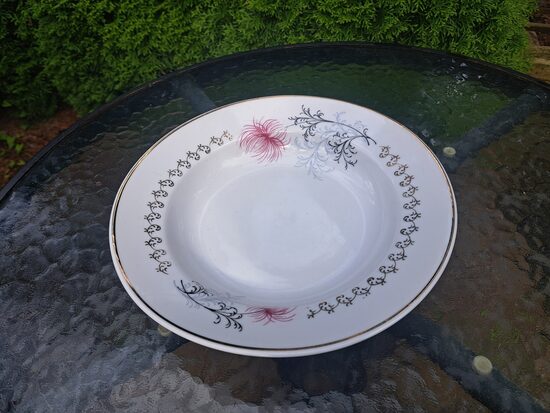 Zupas šķīvis, diam. 24cm, pusdienu servīze "Aija-2" ar zeltu un koši rozā krizamtēmu, RPR (Aija-2 pus 52)