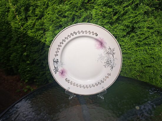 Otrā ēdiena šķīvis, diam. 24cm, pusdienu servīze "Aija-2" ar zeltu un lillā krizamtēmu, RPR (Aija-2 pus 114)