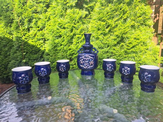 Kobalta dzērienu komplekts: karafe (bez korķa) 750ml un 6 glāzītes(150ml), kobalts, reljefa raksts ar lustrētu pārklājumu (Citi rpt 333)