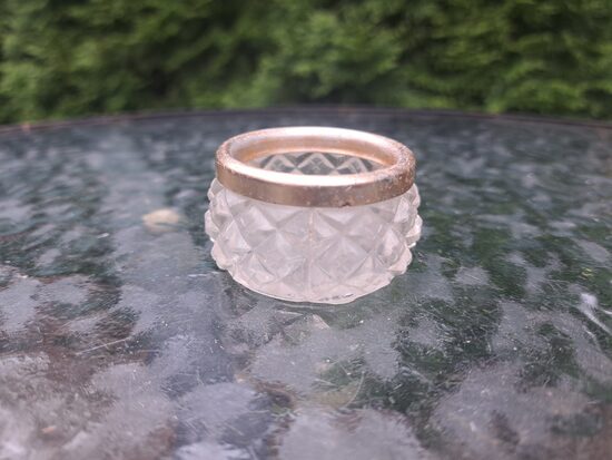 Sāls trauciņš, plastmasa un metāliska mala. Neliels nolietojums (Metāls 134)