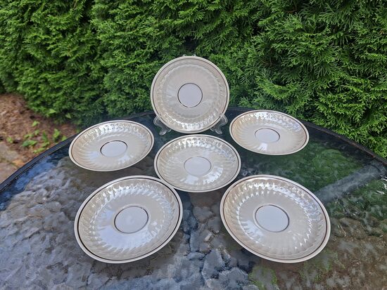 Apakaštases, smalka porcelāna kafijas servīze "RĪGA" lustrēta (gaišs lustras tonis) ar čiekuriem un brūnu apvilkumu, RPR (Rīga 80 118)