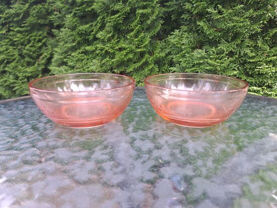 Vintāžas karamēļkrāsas presēta stikla bļodiņas, PSRS. Reljefa virsma (Stikls sk 301)