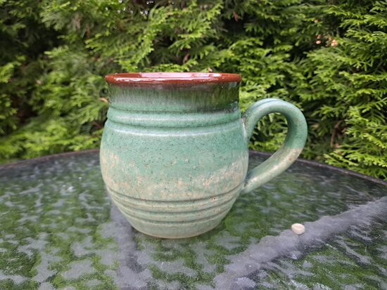 Alus kauss zaļš, matēta glazūra ārpus, apaļīga forma, brūns iekšā, tilpums 850ml (Keram 172)