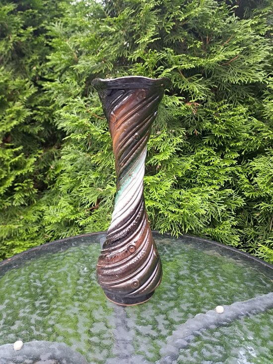 Skaista brūna māla vāze, savīts raksts, viļņaina mala, romantiskā forma (Keram 174)