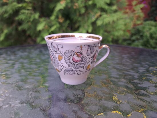 Krūzīte, mokka kafijas servīze "Marianna" ar pelēkam, rozā puķēm un zeltu (rozā apakštases un vāciņi) , RPR (Marianna 157)