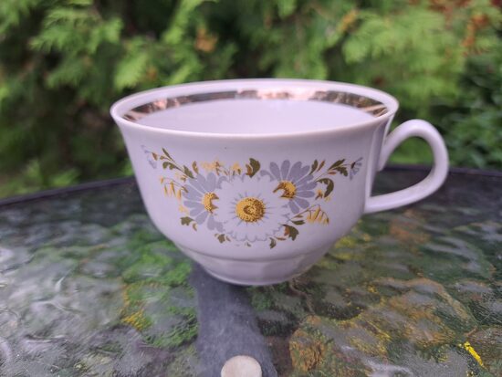 Krūzīte, tējas servīze "Māra" ar margrietiņām, RPR. Zelts iekšā ir diezgan labs, apt.95-95% (Māra tējas 238)