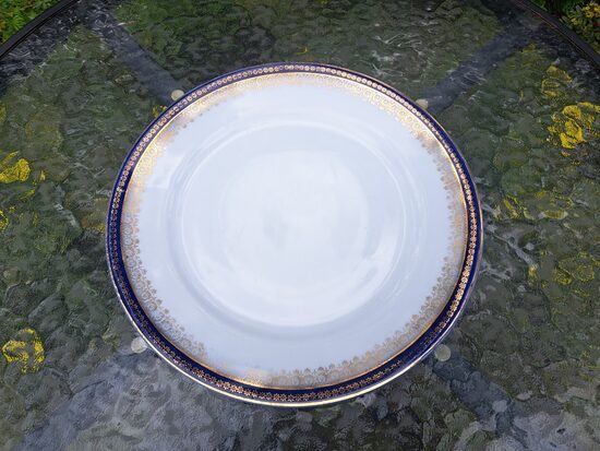 Otrā ēdiena šķīvis ar geznu kobalta malu ar zelta rakstu, d=25cm (Kuzņecovs 181)