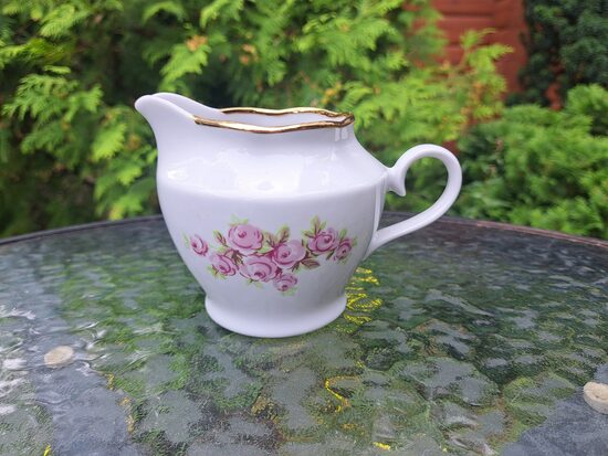 Krējuma kanniņa ar rozītēm (gaiši rozā rožu konturi) un zeltu no tējas servīzes "Ārija",  RPR (Ārija tējas 225)