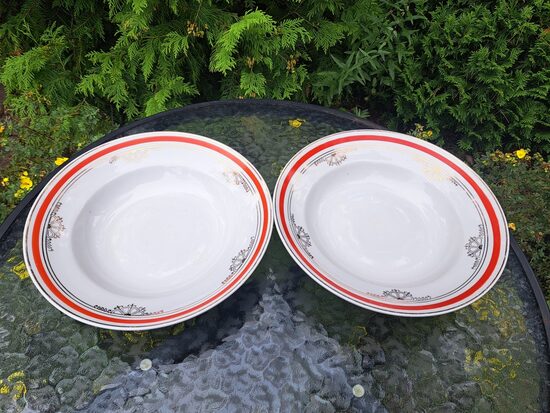 Zupas šķīviji ar gaiši sarkanu malu un tautisku zelta rakstu, diam.24cm, pusdienu servīze "Gludā", PFF (Gludā 178)