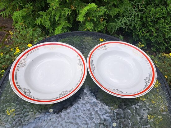 Zupas šķīviji ar gaiši sarkanu malu un tautisku zelta rakstu, diam.24cm, pusdienu servīze "Gludā", PFF (Gludā 179)