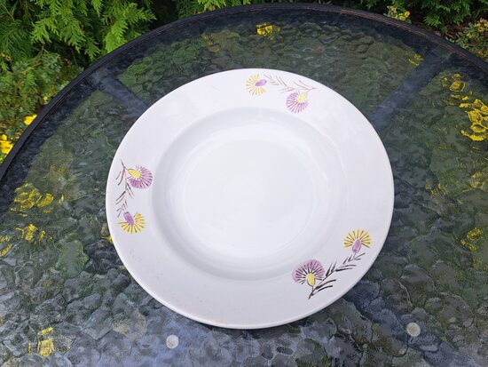 Zupas šķīvis fajansa ar lillā un dzeltenām puķēm, no fajansa pusdienu sevīzes, PFF. Diam.24cm (Fajansa pusdienu 61)