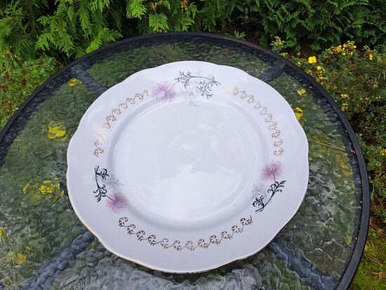 Servējamais šķīvis apaļais ar lillā krizantēmu, diam.36cm, "Vilnis". Zelta apvilkuma nolietojuma pazīmes (Vilnis pusdienu 199)