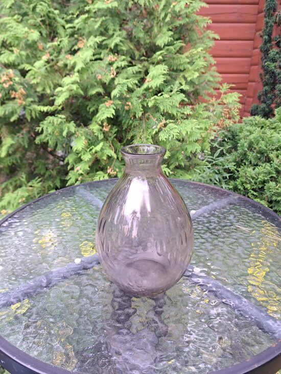 Apaļīgas formas ar šauru kakliņu maigi rozā vāze ar rokas gravēšanu (Stikla vāze 169)