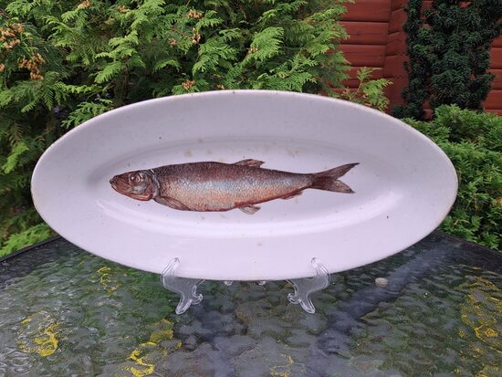 Šķīvis garenais ar siļķi, fajanss, Kuzņecovs (Kuzņecovs 182)