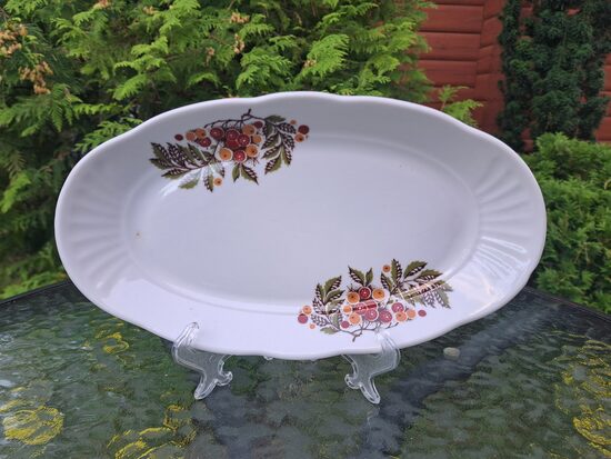 Garenais šķīvis L=27cm ar pīlādžogām (2 pušķi gar malu) bez zelta, pusdienu servīze "Māra", RPR (Māra pusdienu 180)