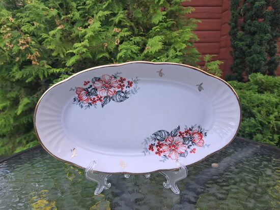 Garenais šķīvis ar srakanām puķēm un melnām lapām (kā Vilnim) un zeltu, pusdienu forma "Māra", L=27cm, RPR (Māra pusdienu 182)