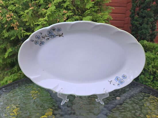 Lielais garenais šķīvis L=36cm ar gaiši lina zilām puķēm ar gaiši zaļu lustrētu apvilkumu, forma "Viktorija", RPR (Viktorija pusd 103)