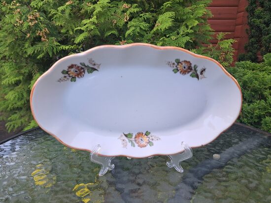 Garenais šķīvis ar kliņģerītēm (3 atsevišķas puķes) ar bēšu lustrētu apvilkumu, pusdienu servīze "Ārija", RPR. L=27cm (Ārija pusdienu 459)