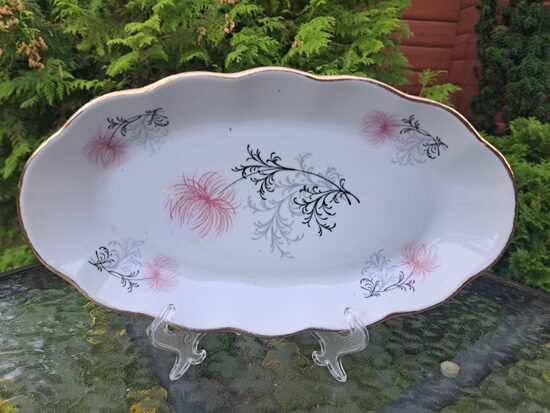 Garenais L=27cm šķīvjis, pusdienu servīzee "Ārija" ar rozā krizantēmām (1 lielā vcentrā pluss 4 mazas uz malām) un zelta apvilkumu, RPR (Ārija pusdienu 454)