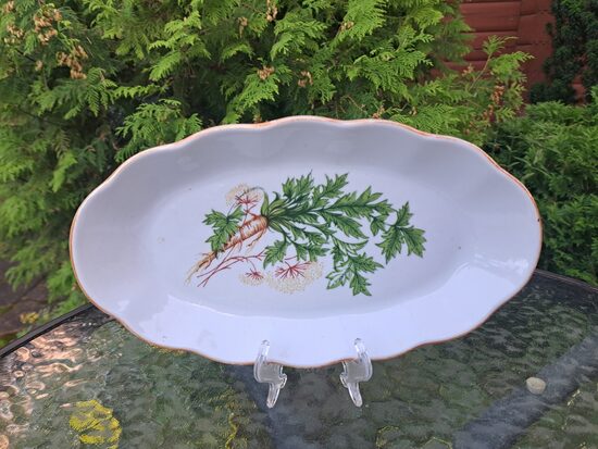 Garenais šķīvji, L=27cm ar pētersīļiem un bēšu lustru, forma "Ārija", RPR (Ārija pusd 458)