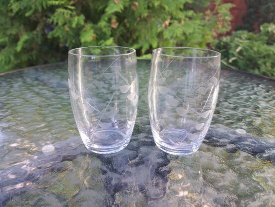 Stikla glāzītes-mucas ar rokas gravēšanu - zariem, bez zelta, tilpums 150ml (Stikla gl 323)