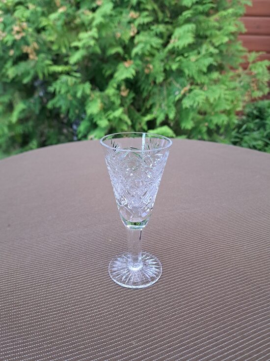 Kristāla glāzīte konusveida 50ml uz kantainas kājiņas, ļoti grezna dimanta rokas gravēšana. Ražotājs - Ļisičanskas kristāla rūpnīca  (Kristāls gl 122)