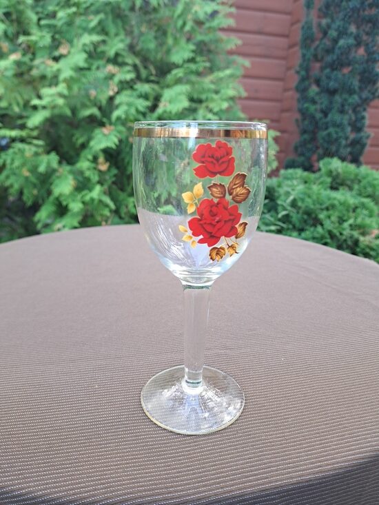Stikla vīna glāze, uz augstas kājas, tilp.250ml, zelta apvilkums, uzlīme ar rozēm (Stikla gl 349)