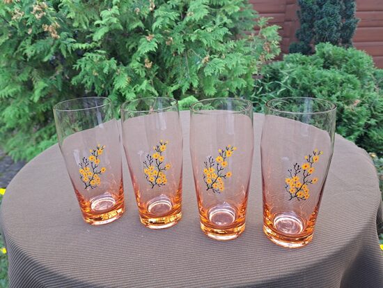 Vintāžas stikla glāzes Latgale", tilp.300,l, oranžīgs stikls, mazas dzeltenas puķītes uz melna zara, bez zelta, Līvānu stikla fabrika (Stikla gl 347)