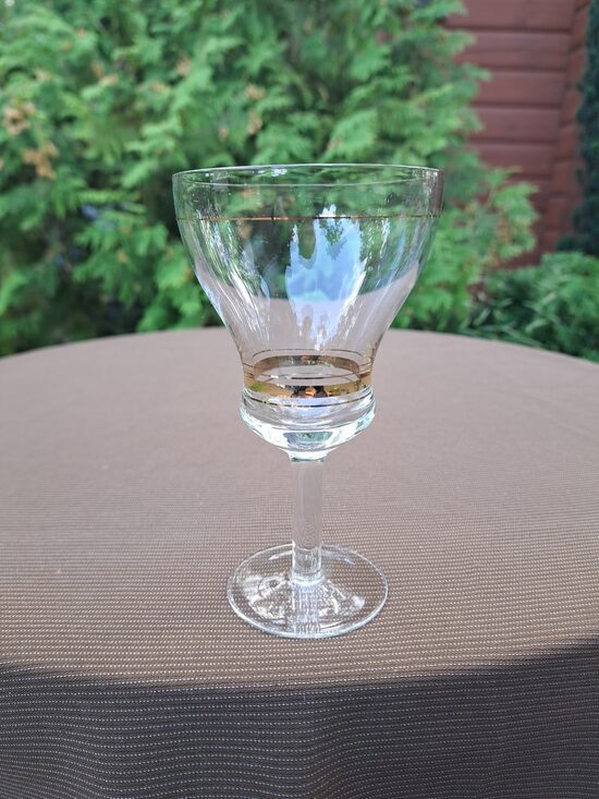 Vīna stikla glāze uz kājas, interesanta forma, zelta apvilkums, tilp.175ml (Stikla gl 340)