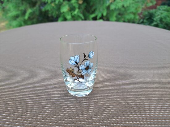 Mazā mucas veida stikla glāzītes ar gaiši zulām puķēm, tilp.50ml (Stikla gl 343)