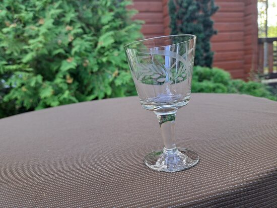 Stikla glāzīte uz kājiņas ar skaistu rokas gravēšanu, tilp.75ml (Stikla gl 345)