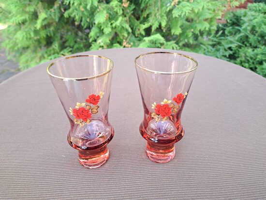 Rozā stikla glāzes "Limo" ar sarkanām rozēm un zelta malu, tilp.150ml, Līvānu stikla fabrika (Stikla gl 333)