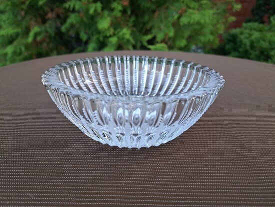 Presēta kristāla rievota bļodiņa ar rokas gravēšanas elementiem, d=14,5cm (Kristāls sk 72)